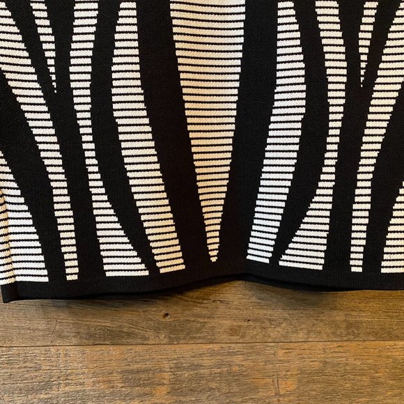 BEBE Bandage Tropical Leaves JACQ Skirt Size XS NWT - Picture 10 of 11